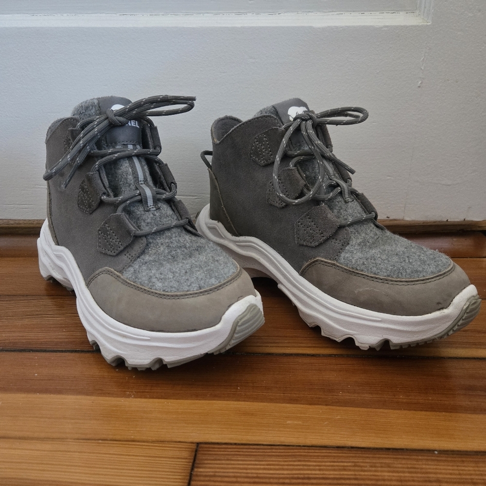 Women's Sorel Kinetic Breakthru Caribou Sneaker Boot size 8 Grey & white